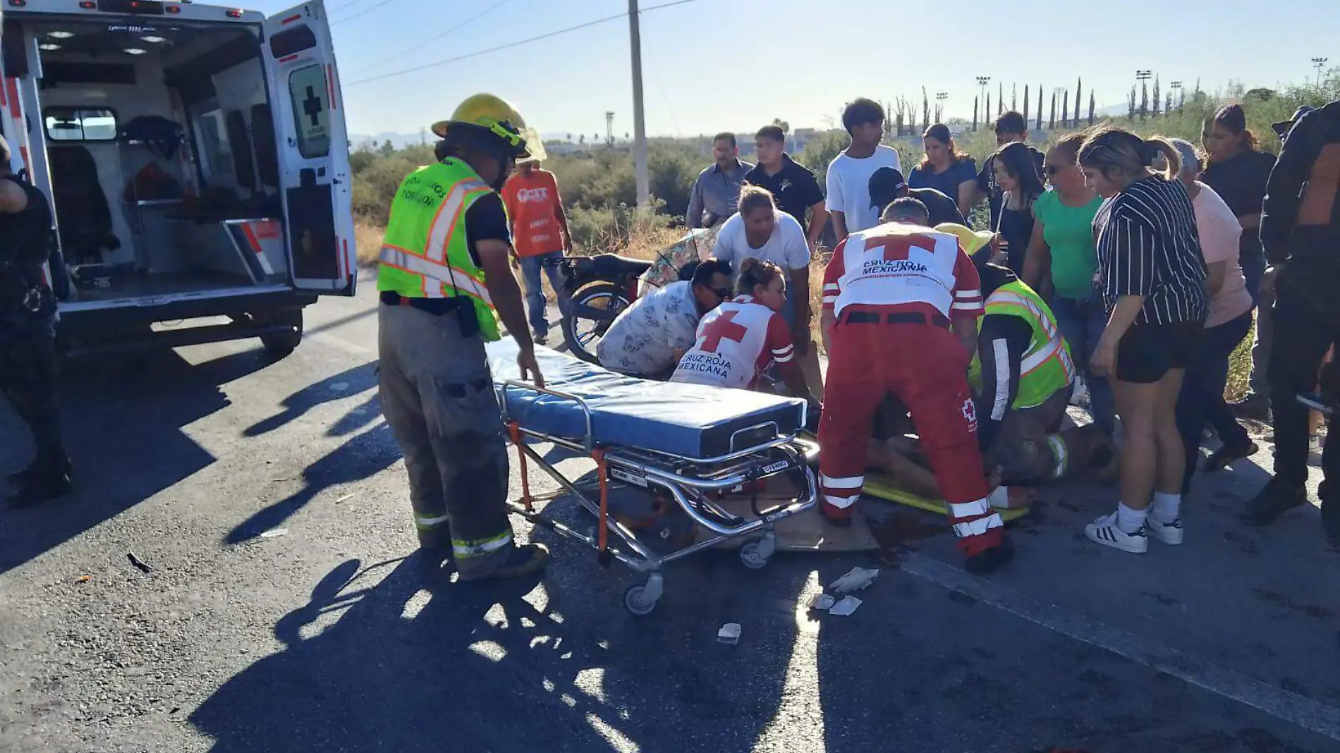 Motociclista es impactado por vehículo y termina con fractura de tobillo